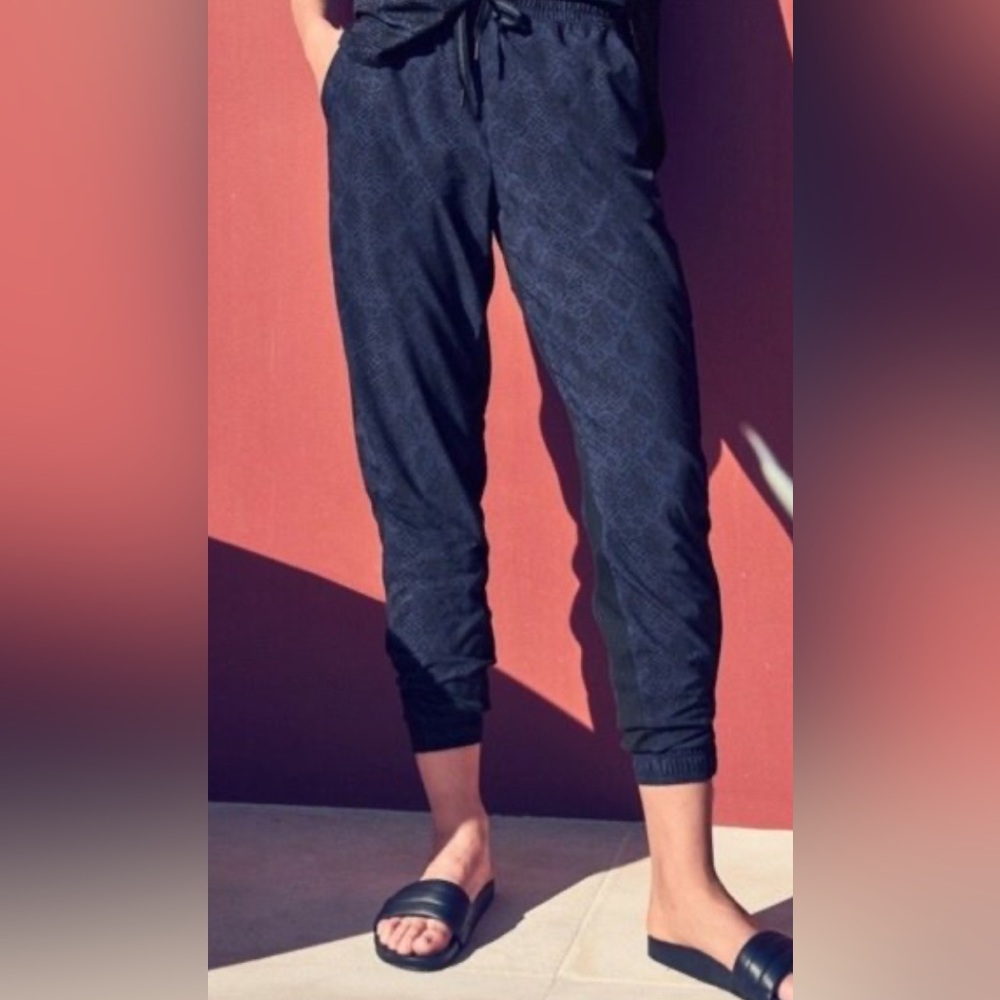 Athleta Brooklyn Jogger Pant Navy Blue Python Snake Print Size 4